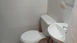 Un bagno piccolo e bianco con il water e un lavandino.