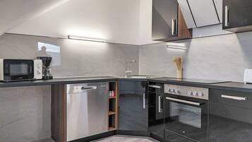 Kühlschrank, Mikrowelle, Ofen, Geschirrspüler