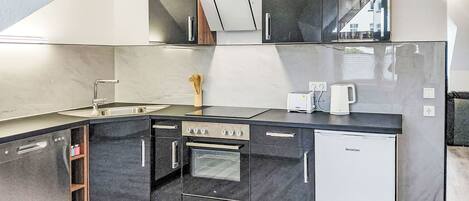 Een koelkast, een microgolfoven, een oven, een vaatwasser