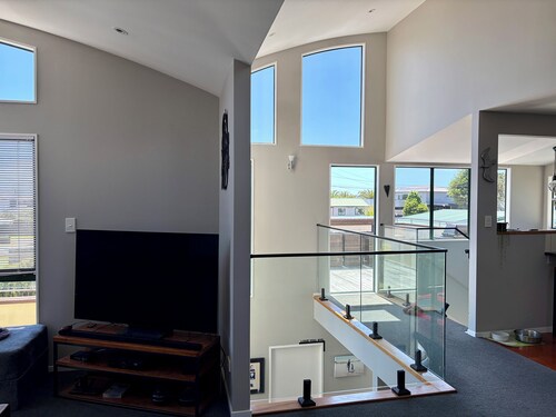 Beachlands Getaway - Room for everyone with a pool and views