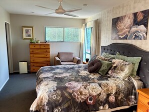 5 bedrooms, iron/ironing board, free WiFi, bed sheets - Beachlands Getaway - Room for everyone with a pool and views (Beachlands)
