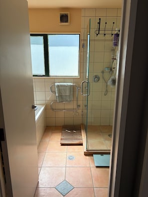 Shower, towels, soap, toilet paper - Beachlands Getaway - Room for everyone with a pool and views (Beachlands)