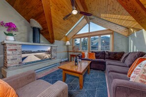 Smart TV - Fitzsimmons D - Located in the Heart of Whistler Village, Private Sauna (Whistler)