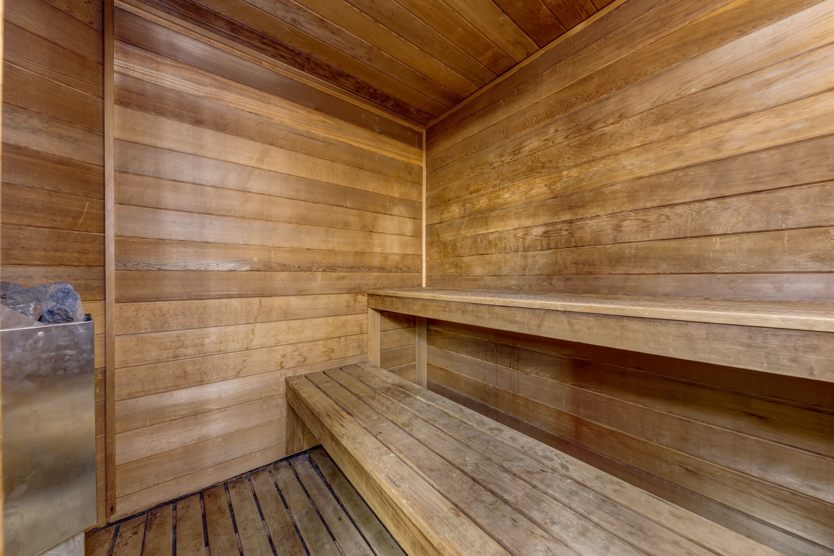 Eine Sauna mit Holzwänden und -bänken.