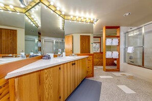 Hair dryer, towels - Fitzsimmons D - Located in the Heart of Whistler Village, Private Sauna (Whistler)