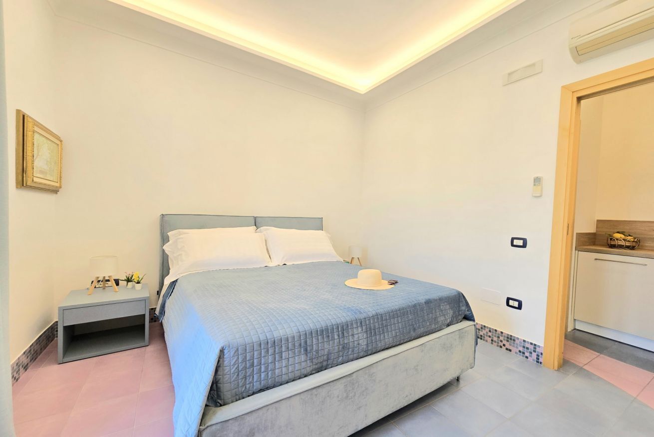 1 chambre, fer et planche à repasser
