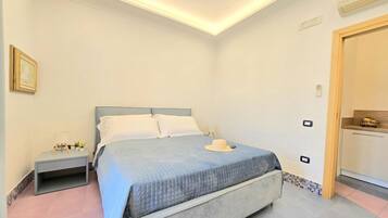 1 chambre, fer et planche à repasser