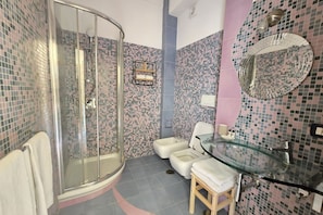 Shower, bidet, towels, shampoo