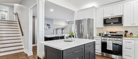 Mikrobølgeovn, ovn, kokeplater og oppvaskmaskin