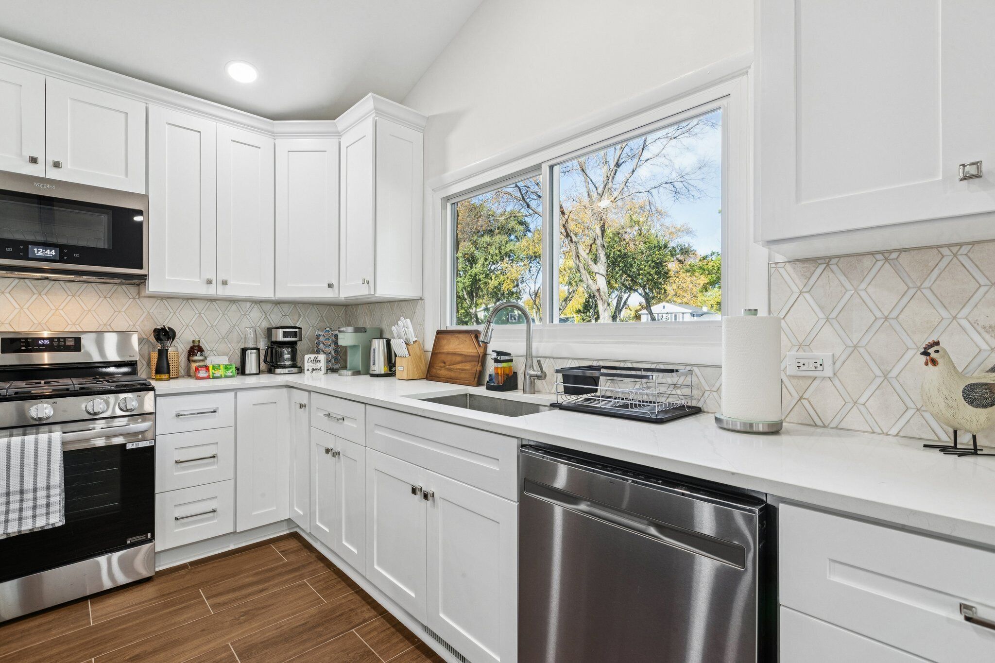 Micro-ondes, four, plaque de cuisson, lave-vaisselle