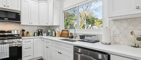 Microondas, horno, parrilla de estufa y lavavajillas