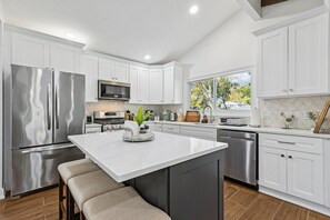 Four à micro-ondes, un four, surface de cuisson, lave-vaisselle