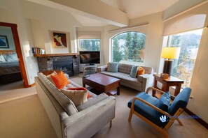 TV - Slopeside Penthouse Apartment with Pool, Hot Tub and Sauna (Whistler)