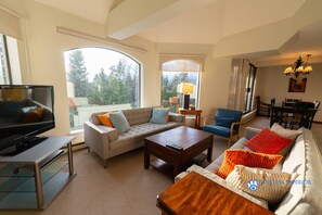 TV - Slopeside Penthouse Apartment with Pool, Hot Tub and Sauna (Whistler)