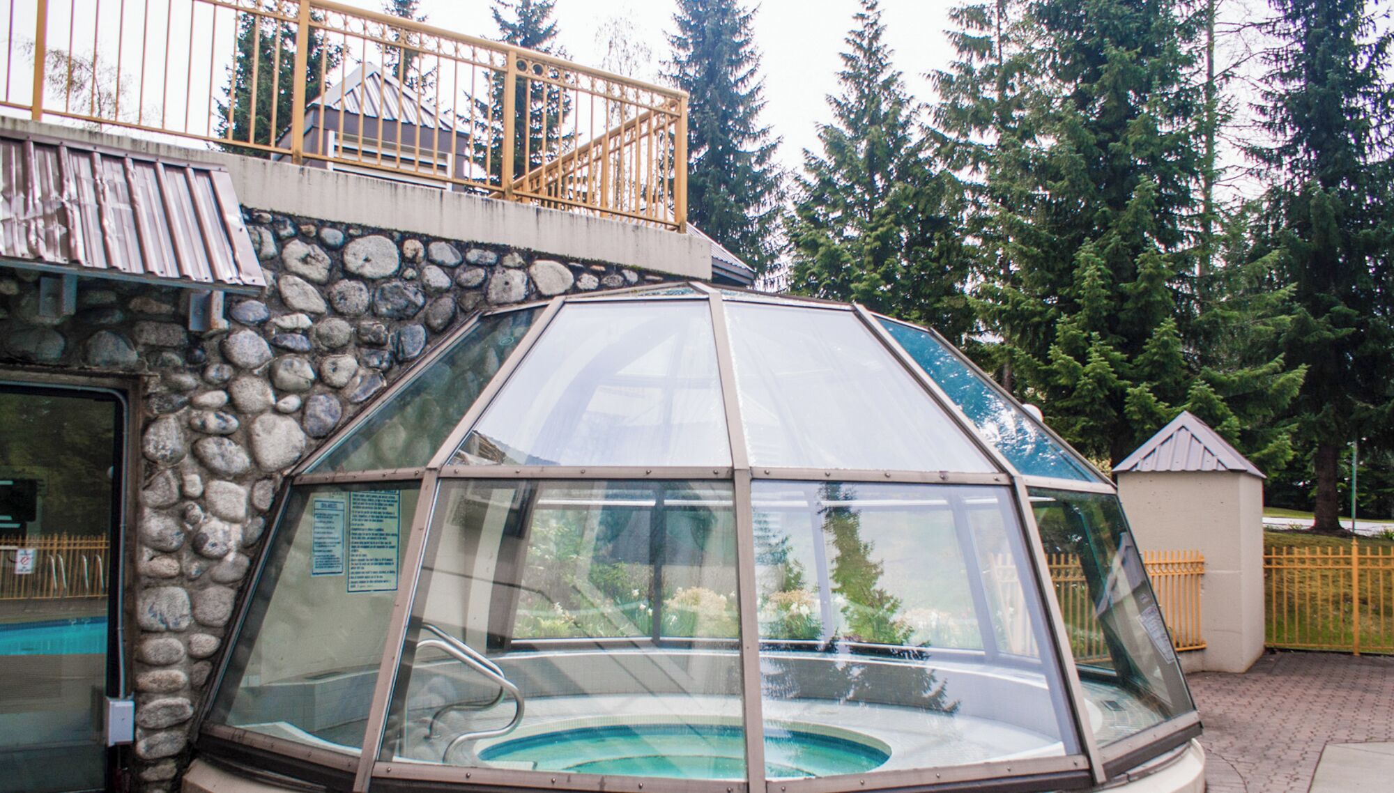 Tina de hidromasaje al aire libre