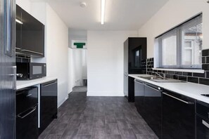 Private kitchen - Centrally Located Flat - Sleeps 4 (King + Sofabed) (Cardiff)