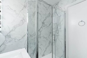 Shower, hair dryer, towels, soap - Centrally Located Flat - Sleeps 4 (King + Sofabed) (Cardiff)