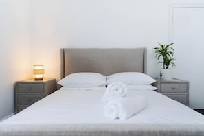1 bedroom, iron/ironing board, free WiFi - Centrally Located Flat - Sleeps 4 (King + Sofabed) (Cardiff)