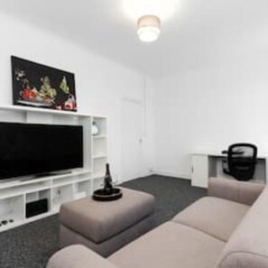 Living area - Centrally Located Flat - Sleeps 4 (King + Sofabed) (Cardiff)