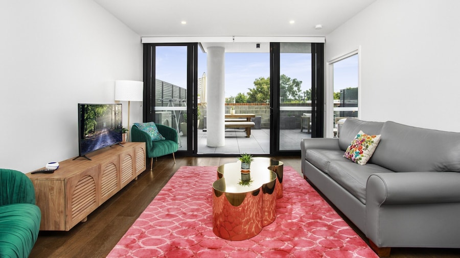 Boutique Unit With Huge Terrace Near Cafes & Shops