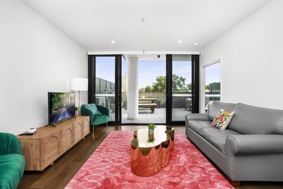 Boutique Unit With Huge Terrace Near Cafes & Shops