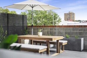 Apartment | Outdoor dining - Boutique Unit With Huge Terrace Near Cafes & Shops (Canberra)