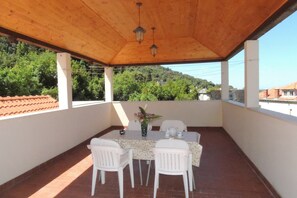 Outdoor dining - Villa Hortenzia - Three-bedroom Apartment With Terrace and Sea View (Dubrovnik)