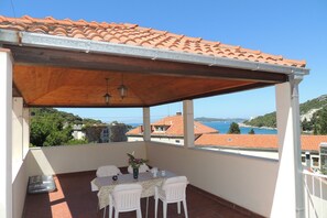 Outdoor dining - Villa Hortenzia - Three-bedroom Apartment With Terrace and Sea View (Dubrovnik)