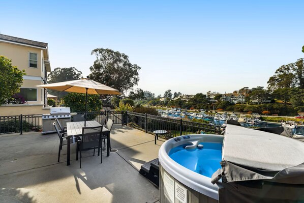 Outdoor dining - Harborview Haven in Twin Lakes (Santa Cruz)