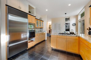 Fridge, microwave, oven, stovetop - Harborview Haven in Twin Lakes (Santa Cruz)