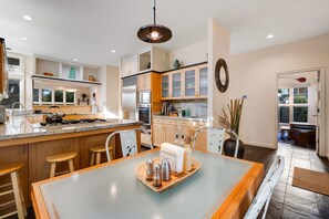 Fridge, microwave, oven, stovetop - Harborview Haven in Twin Lakes (Santa Cruz)