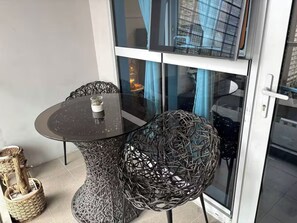 Outdoor dining - BGC Premium 1BR with Balcony fast 600 mbps Fibre (Taguig)