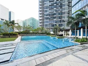 Pool - BGC Premium 1BR with Balcony fast 600 mbps Fibre (Taguig)