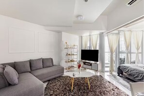 Smart TV - BGC Premium 1BR with Balcony fast 600 mbps Fibre (Taguig)
