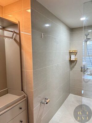 Shower, hair dryer, bidet, towels - Premier Luxurious 1BR in Uptown BGC with fast WiFi 600 mbps Fibre (Taguig)