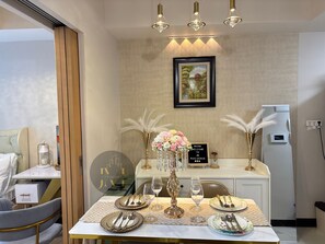 Dining - Premier Luxurious 1BR in Uptown BGC with fast WiFi 600 mbps Fibre (Taguig)
