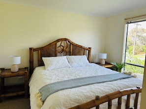 4 bedrooms, iron/ironing board, WiFi, bed sheets - Birdies & Waves Your coastal retreat awaits - beach & river a quick stroll away (Goolwa South)