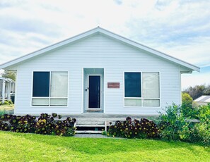 Exterior - Birdies & Waves Your coastal retreat awaits - beach & river a quick stroll away (Goolwa South)