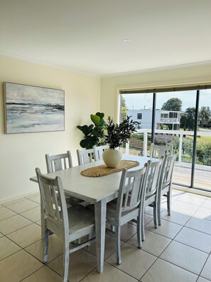 Dining - Birdies & Waves Your coastal retreat awaits - beach & river a quick stroll away (Goolwa South)