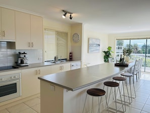 Mikroaaltouuni, uuni, liesi, astianpesukone