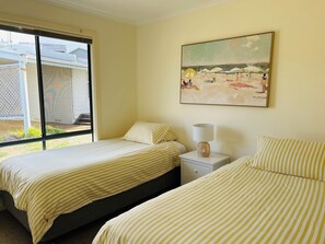 4 bedrooms, iron/ironing board, WiFi, bed sheets