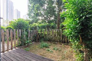 إطلالة على الفناء