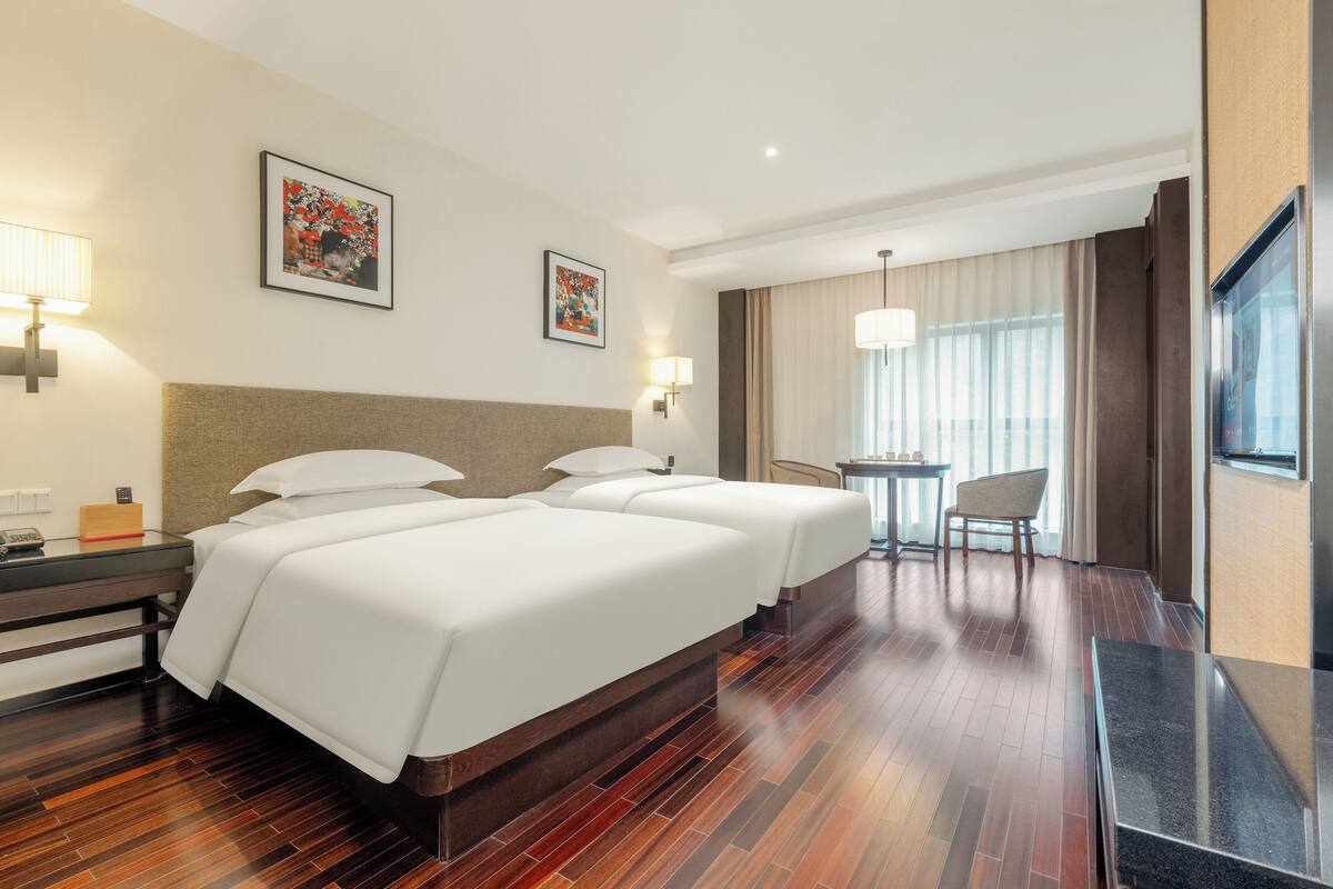 Business Double or Twin Room | Gebar bulu kapas, peti besi dalam bilik, meja
