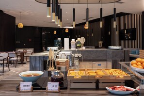 بوفيه فطور مجانًا يوميًا