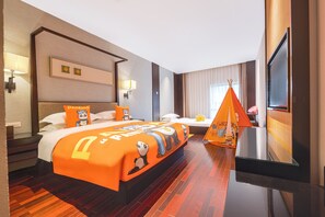 Une chambre d’hôtel avec un grand lit, une table de chevet, une télévision et une fenêtre avec des rideaux.