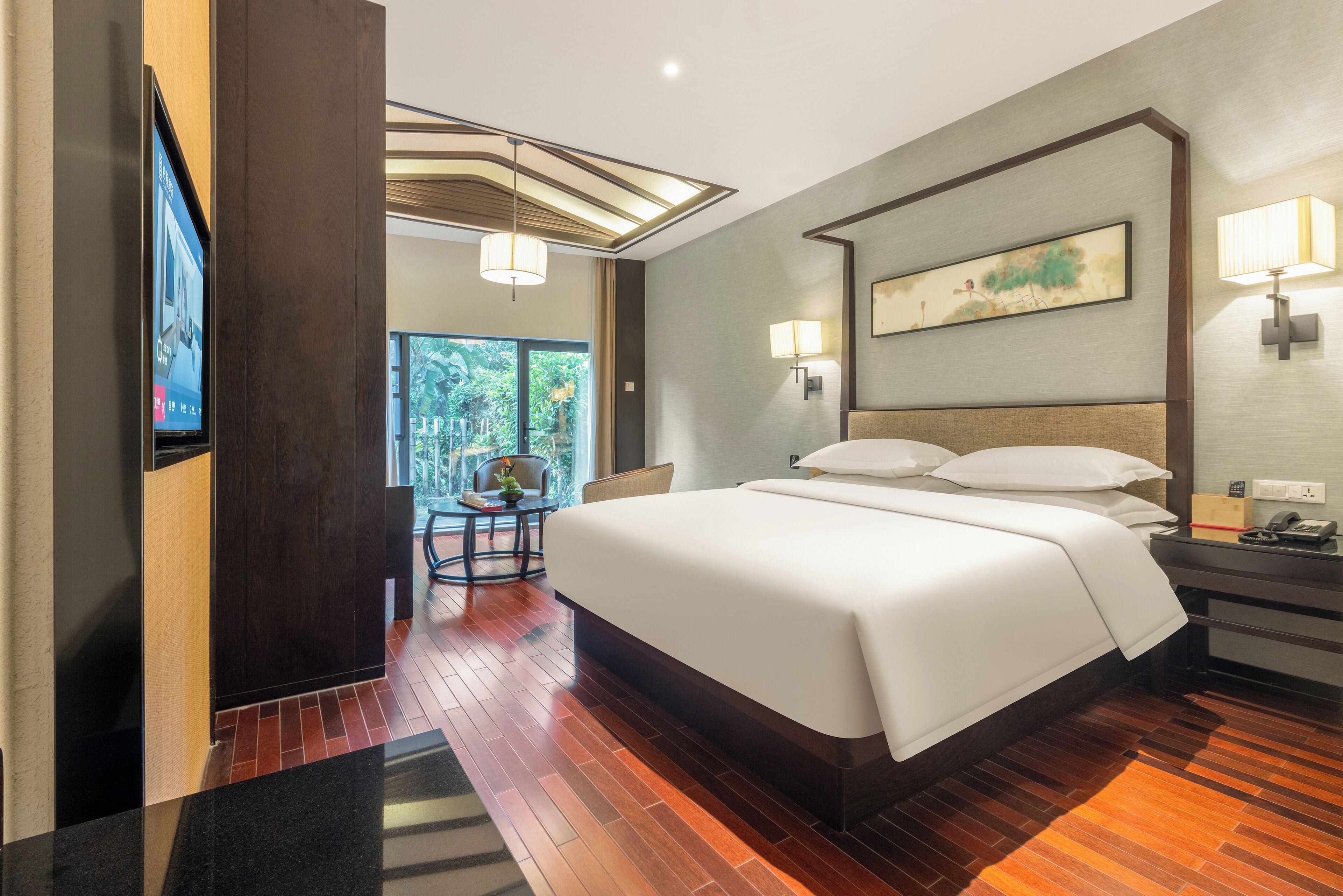 Down duvets, in-room safe, desk, blackout curtains