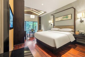 Duntäcken, värdeförvaringsskåp på rummet och skrivbord