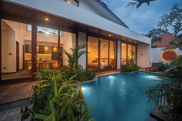 Outdoor pool, sun loungers