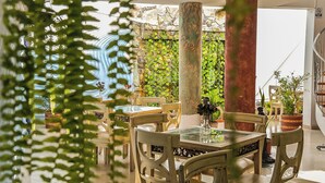 Ein Restaurant mit Außenbereich, Holztischen und -stühlen.