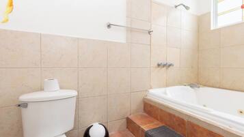 Deluxe Double Room | Bathroom